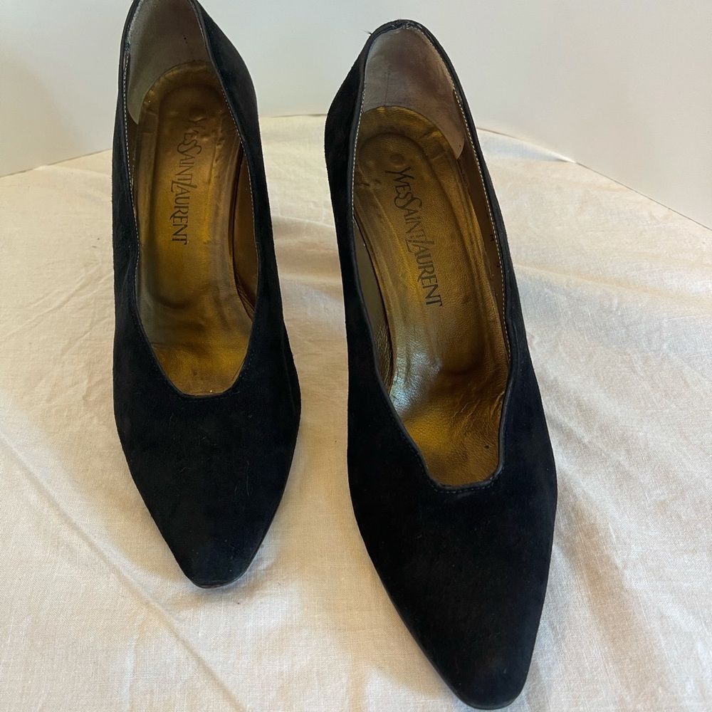 Yves St. Laurent suede leather pump size 9 M with leather soles